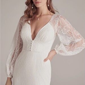 Beautiful ivory wedding dress. Designer- Maggie Sotter, size 6